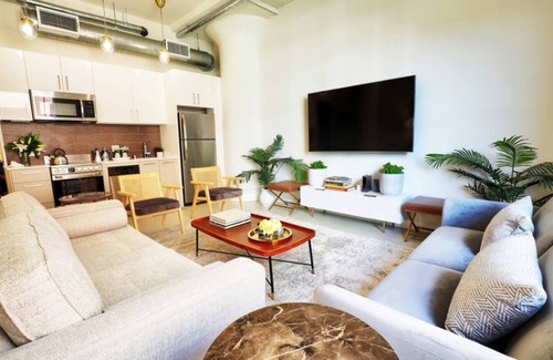 Historic Core Condominio | Loft Glamuroso en DTLA con Alberca, Vistas 360° + Parking