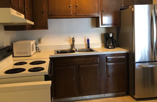 Maple Heights Apartamento | Classic Elegance with Assigned Parking
