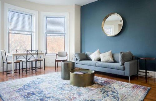 Fenway–Kenmore Apartamento | Classic furnished 1BR in Fenway in Brownstone Bldg