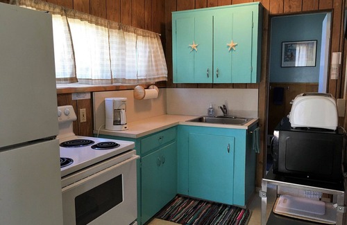 Edgewater Shores Cabaña | Classic Honeymoon Beach Cottage. Privado, Romántico, Frente al mar. Mascota amigable.