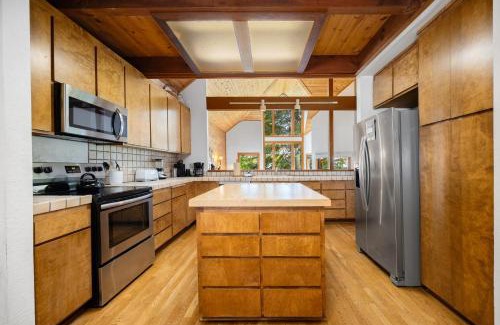 Tahoe City Casa | Classic Lakefront Tahoe Cabin, Dog Friendly, Halfway Between Northstar and Palisades!