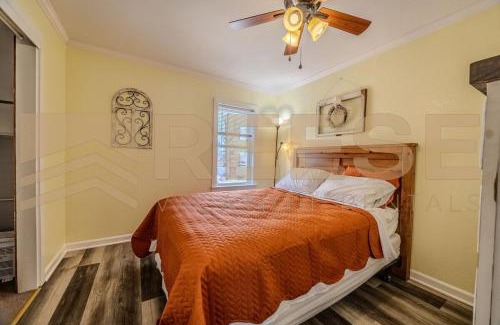 Lake Ozark Casa | Classic Lakeside Home
