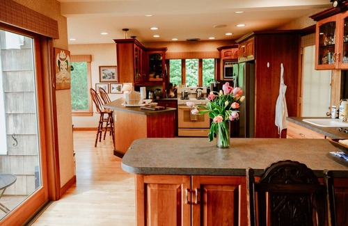 Leland Casa | Classic Leland cottage on the beach, beautiful sunsets, 8 min. walk to downtown