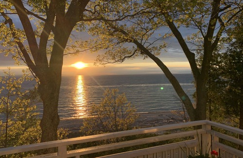 Leland Casa | Classic Leland cottage on the beach, beautiful sunsets, 8 min. walk to downtown