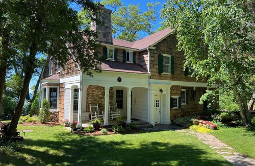 Leland Casa | Classic Leland cottage on the beach, beautiful sunsets, 8 min. walk to downtown