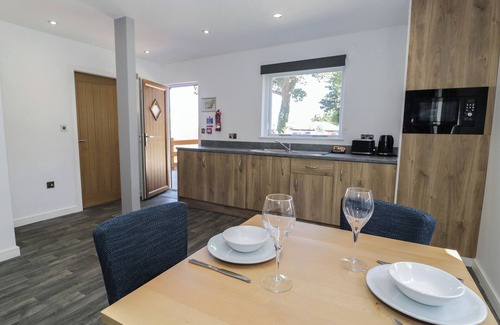 Dyserth Cabaña | CLASSIC LODGE 16, family friendly, with pool in Dyserth