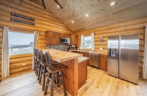 Tetonia Cabina | Classic Log Cabin, Epic Teton Views, & Pets OK!