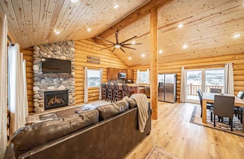 Tetonia Cabina | Classic Log Cabin, Epic Teton Views, & Pets OK!