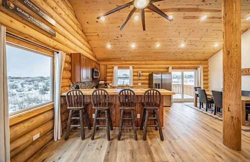 Tetonia Cabina | Classic Log Cabin, Epic Teton Views, & Pets OK!