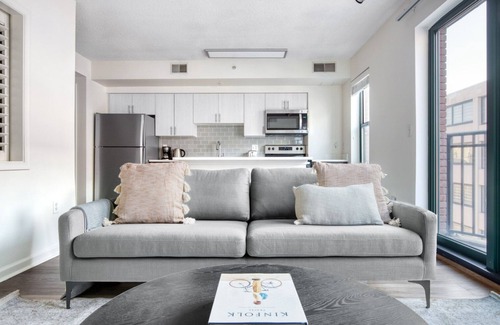 Logan Circle Apartamento | Classic Logan Circle 1BR w/ Gym, W/D & Pool, walk to bars, by Blueground