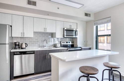 Logan Circle Apartamento | Classic Logan Circle 1BR w/ Gym, W/D & Pool, walk to bars, by Blueground