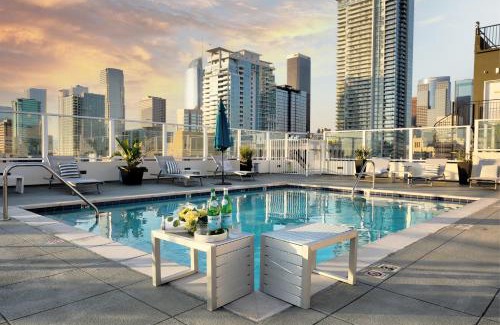 Historic Core Apartamento | Classic Los Angeles Elegance in Downtown, Sleeps 4, Free Parking and 360 Degree View Roof Top Pool!