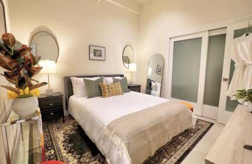 Historic Core Apartamento | Classic Los Angeles Elegance in Downtown, Sleeps 4, Free Parking and 360 Degree View Roof Top Pool!
