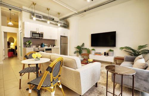 Historic Core Apartamento | Classic Los Angeles Elegance in Downtown, Sleeps 4, Free Parking and 360 Degree View Roof Top Pool!