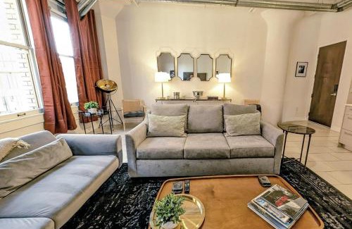 Historic Core Apartamento | Classic Los Angeles Elegance in Downtown, Sleeps 4, Free Parking and 360 Degree View Roof Top Pool!