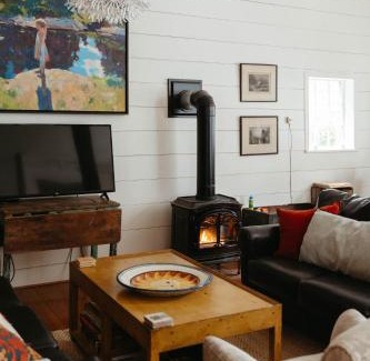 Friendship Casa | Classic MidCoast Maine Farmhouse near the Water
