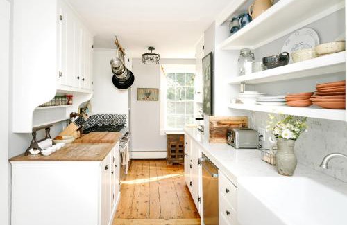 Friendship Casa | Classic MidCoast Maine Farmhouse near the Water