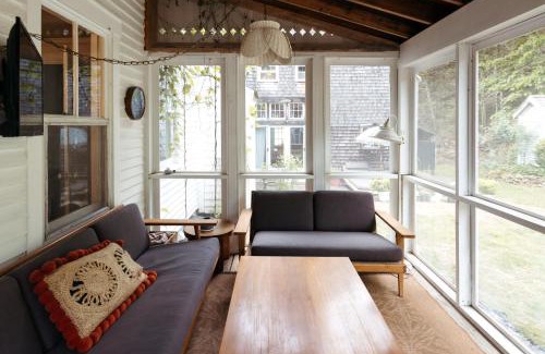 Friendship Casa | Classic MidCoast Maine Farmhouse near the Water