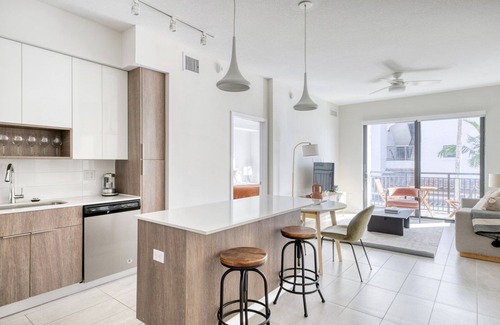 Miramar Apartamento | Classic Miramar 2BR w/ Gym, Pool & W/D, nr WF, by Blueground