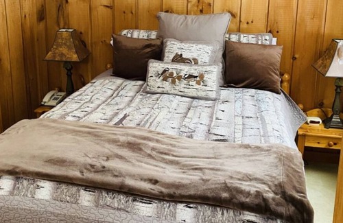 West Dover Cabina | Classic Mountain Cabin in West Dover, VT (pet-friendly)