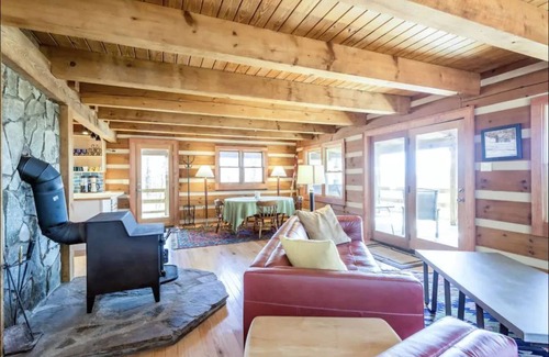 Chimney Rock Cabina | Classic Mountain Top Log Cabin, Hot Tub, Pool Table, DISCOUNTED RATES