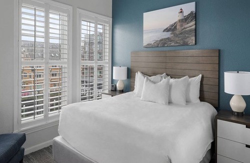 Yachting Village Complejo | Classic New England Charm At The Heart of Newport-Wyn. Newport Onshore- 2 Bd.