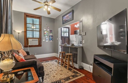 Carrollton Apartamento | Classic New Orleans |Steps to Streetcar| Courtyard
