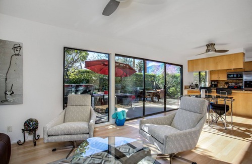 Sunrise Vista Chino Condominio | Classic Palm Springs condo,private patio,mountain view,3 pools,tennis,pickleball