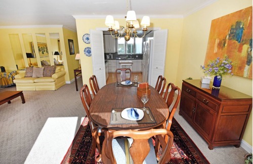 Eureka Valley Condominio | Classic & Peaceful Condo, Fully Furnished 2BD/2BA Condo w/ 1 Car Garage Parking