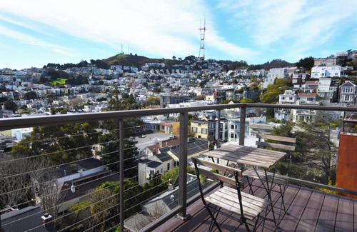 Eureka Valley Condominio | Classic & Peaceful Condo, Fully Furnished 2BD/2BA Condo w/ 1 Car Garage Parking