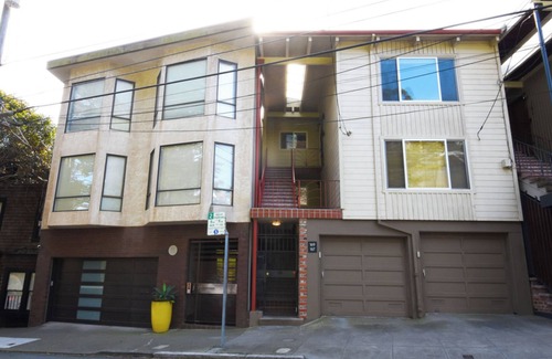 Eureka Valley Condominio | Classic & Peaceful Condo, Fully Furnished 2BD/2BA Condo w/ 1 Car Garage Parking