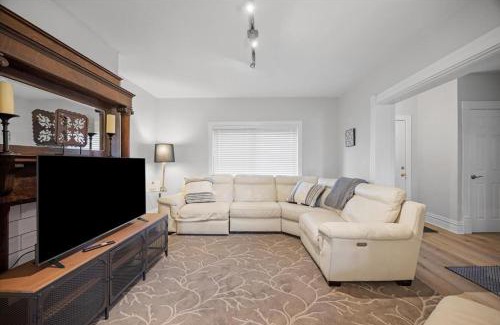 Crafton Casa | Classic Pittsburgh 4 Square - Easy Access to Town and Airport
