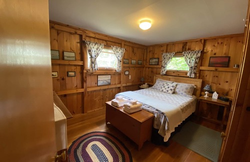 Phippsburg Cabaña | Classic Popham Cottage, Rustic with Amenities. Large Yard, Steps to Beach, Near Popham State Park...