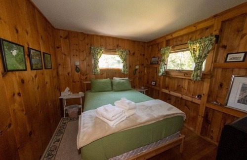 Phippsburg Cabaña | Classic Popham Cottage, Rustic with Amenities. Large Yard, Steps to Beach, Near Popham State Park...