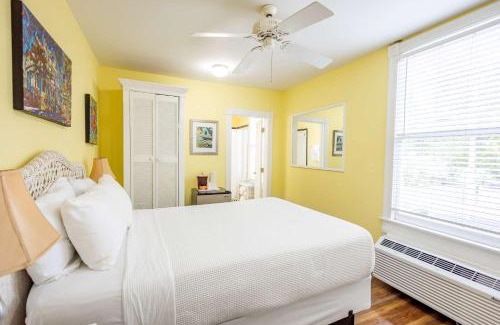 Historic Seaport Hotel | Classic Queen - Curry Mansion with Heated Pool