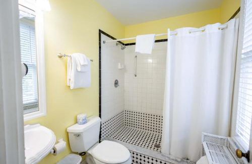 Historic Seaport Hotel | Classic Queen - Curry Mansion with Heated Pool