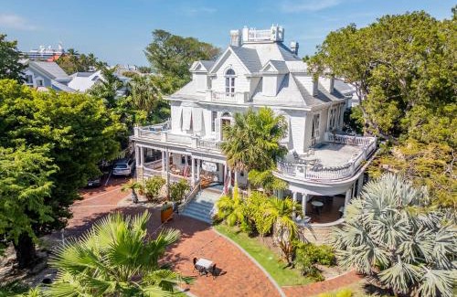 Historic Seaport Hotel | Classic Queen - Curry Mansion with Heated Pool