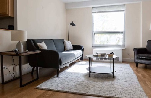 Ravenswood Apartamento | Classic Ravenswood 1BR with Work Station