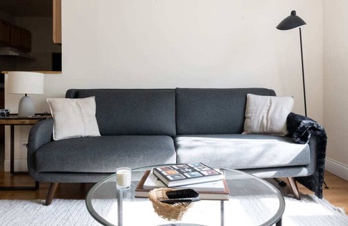 Ravenswood Apartamento | Classic Ravenswood 1BR with Work Station