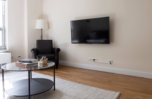 Ravenswood Apartamento | Classic Ravenswood 1BR with Work Station