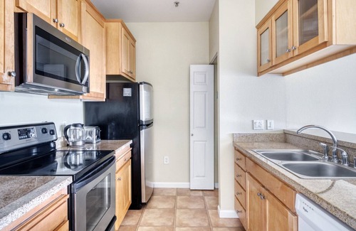 San Bruno Apartamento | Classic San Bruno 2BR w/ Pool, W/D, Gym, walk to YouTube, by Blueground
