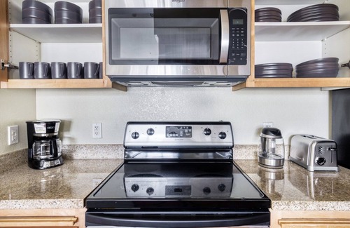 San Bruno Apartamento | Classic San Bruno 2BR w/ Pool, W/D, Gym, walk to YouTube, by Blueground