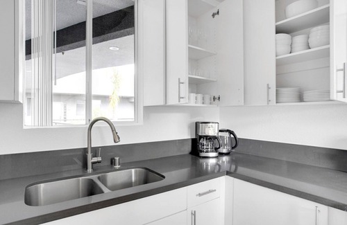 Sherman Oaks Apartamento | Classic Sherman Oaks 2BR w/ W/D, near WF & TJ, by Blueground