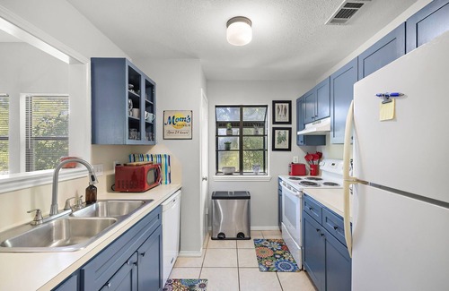 Bouldin Casa | Classic South 5th Getaway — Minutes to Downtown, Zilker & Rainey