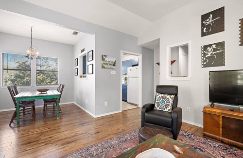 Bouldin Casa | Classic South 5th Getaway — Minutes to Downtown, Zilker & Rainey
