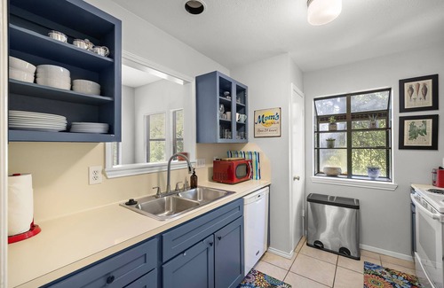 Bouldin Casa | Classic South 5th Getaway — Minutes to Downtown, Zilker & Rainey