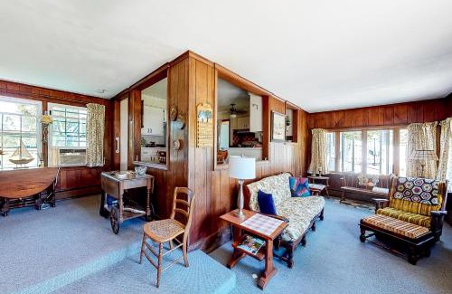 Southold Casa | Classic Southold Country Charmer