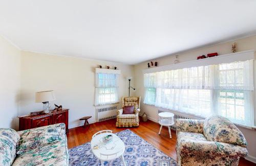 Southold Casa | Classic Southold Country Charmer
