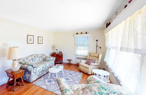 Southold Casa | Classic Southold Country Charmer