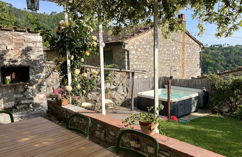 Nozanno Casa | Clásica casa de piedra con Jacuzzi (Lucca, Deccio di Brancoli)
